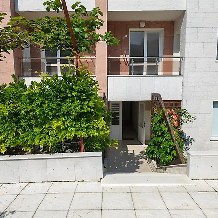 With Free Pool And Parking Space Апартаменти Бяла