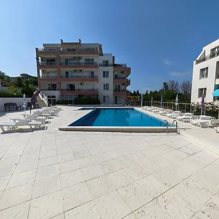 With Free Pool And Parking Space Апартаменти *